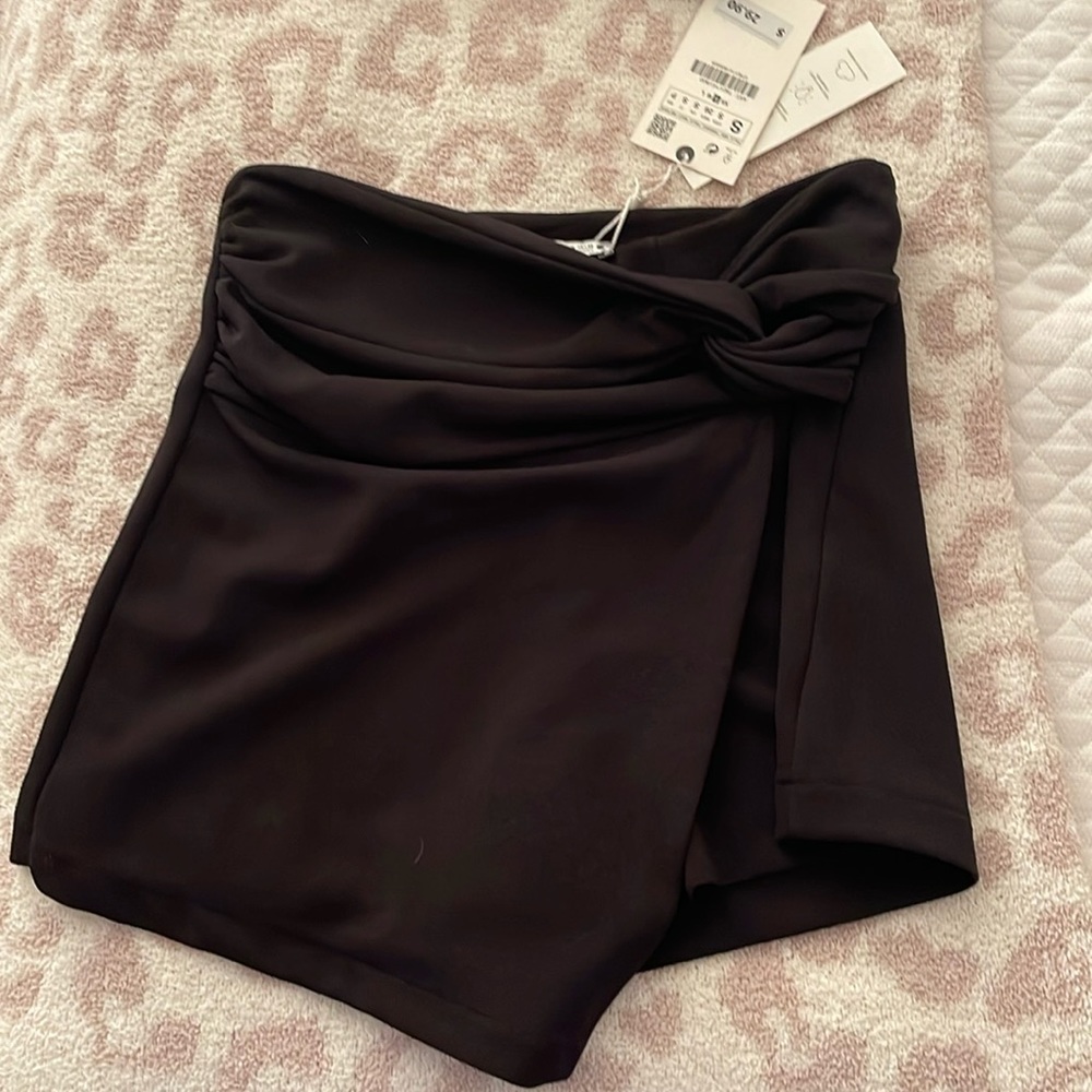 Asymmetrical Zara black skort